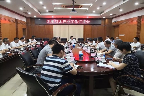 東陽市委書記傅顯明調(diào)研木雕紅木產(chǎn)業(yè)