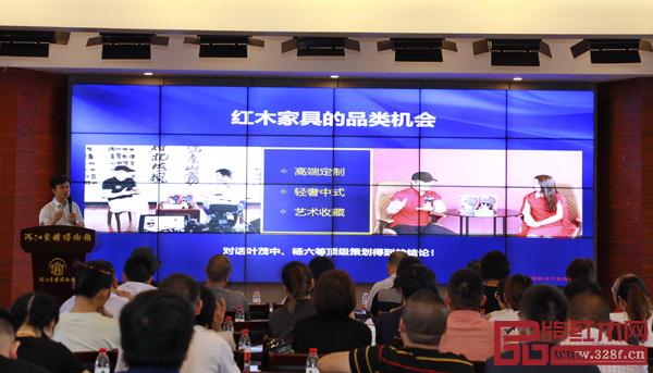 全聯(lián)藝術紅木家具專業(yè)委員會執(zhí)行會長、弘木傳媒CEO林偉華在“網(wǎng)絡賦能紅木品牌新營銷”主題分享時表示,紅木行業(yè)機會很多,關鍵在于企業(yè)能不能把握的住 全聯(lián)藝術紅木家具專業(yè)委員會執(zhí)行會長、弘木傳媒CEO林偉華在“網(wǎng)絡賦能紅木品牌新營銷”主題分享時表示,紅木行業(yè)機會很多,關鍵在于企業(yè)能不能把握的住