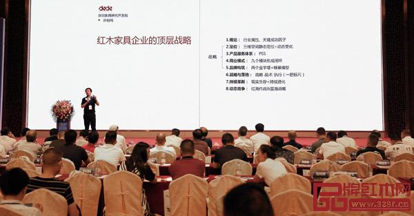 在第三屆中國(中山)新中式紅木家具展上,許柏鳴教授指出,只有在前期規(guī)劃好路線圖,才能更快更好地走到目的地。紅木行業(yè)未來出路要看企業(yè)如何做好頂層設計,給自己定好位,進而配置必要的資源和建設必要的能力 在第三屆中國(中山)新中式紅木家具展上,許柏鳴教授指出,只有在前期規(guī)劃好路線圖,才能更快更好地走到目的地。紅木行業(yè)未來出路要看企業(yè)如何做好頂層設計,給自己定好位,進而配置必要的資源和建設必要的能力