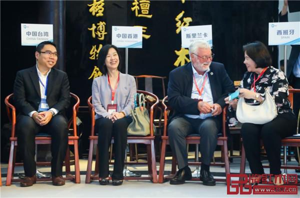 極具中國特色的紫檀王“和平圈椅”吸引了多國代表團(tuán)成員上前試坐體驗(yàn),并其贊不絕口 極具中國特色的紫檀王“和平圈椅”吸引了多國代表團(tuán)成員上前試坐體驗(yàn),并其贊不絕口