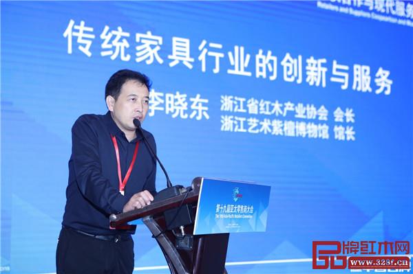 浙江省紅木產(chǎn)業(yè)協(xié)會(huì)會(huì)長、浙江紫檀王投資管理有限公司董事長李曉東在現(xiàn)代服務(wù)業(yè)發(fā)展論壇上致辭 浙江省紅木產(chǎn)業(yè)協(xié)會(huì)會(huì)長、浙江紫檀王投資管理有限公司董事長李曉東在現(xiàn)代服務(wù)業(yè)發(fā)展論壇上致辭