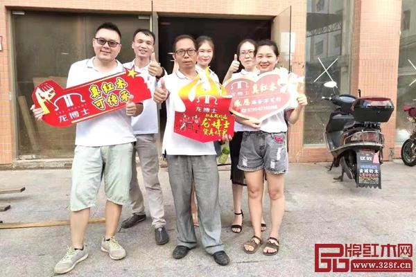 龍博士家居“服務(wù)萬里行”服務(wù)團(tuán)隊(duì)主要由總店經(jīng)理、美容部、倉管部組成 龍博士家居“服務(wù)萬里行”服務(wù)團(tuán)隊(duì)主要由總店經(jīng)理、美容部、倉管部組成