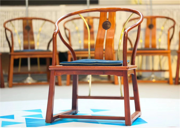 紫檀王“和平圈椅”被2019亞太零售商大會國際代表團收藏