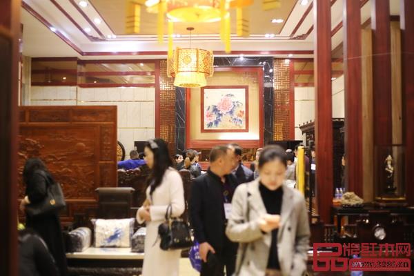 中山紅木家具產(chǎn)區(qū)舉辦的行業(yè)活動總能吸引全國各地客商慕名而來 中山紅木家具產(chǎn)區(qū)舉辦的行業(yè)活動總能吸引全國各地客商慕名而來