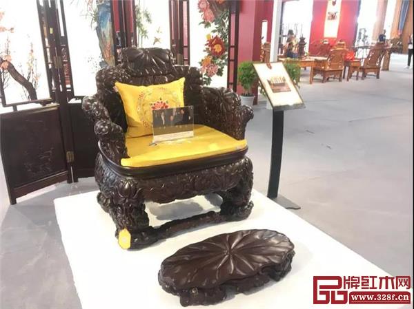 三福出品的明式交椅、皇宮椅、官帽椅、圈椅等先后成為國(guó)禮,被國(guó)家領(lǐng)導(dǎo)人贈(zèng)與外國(guó)元首 三福出品的明式交椅、皇宮椅、官帽椅、圈椅等先后成為國(guó)禮,被國(guó)家領(lǐng)導(dǎo)人贈(zèng)與外國(guó)元首