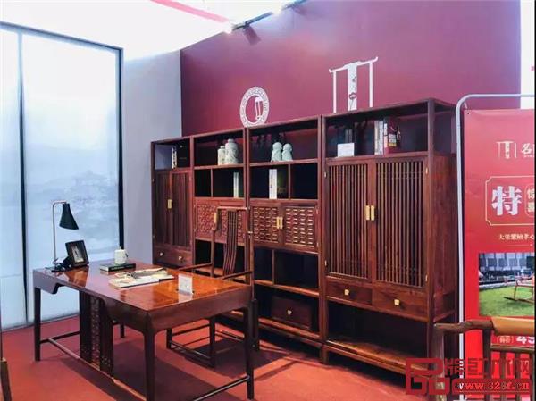 魯藝集團(tuán)展館現(xiàn)場(chǎng)展出原創(chuàng)新中式“云舒”系列等家具 魯藝集團(tuán)展館現(xiàn)場(chǎng)展出原創(chuàng)新中式“云舒”系列等家具