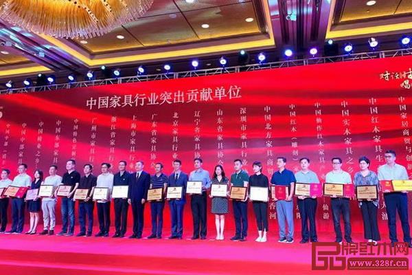 “中國(guó)家具行業(yè)突出貢獻(xiàn)單位”獲獎(jiǎng)代表領(lǐng)獎(jiǎng) “中國(guó)家具行業(yè)突出貢獻(xiàn)單位”獲獎(jiǎng)代表領(lǐng)獎(jiǎng)