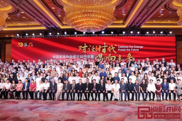 與會(huì)領(lǐng)導(dǎo)嘉賓大合影 與會(huì)領(lǐng)導(dǎo)嘉賓大合影