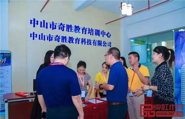 參加紅圈圈商學(xué)院成立大會(huì)的人士陸續(xù)簽到 參加紅圈圈商學(xué)院成立大會(huì)的人士陸續(xù)簽到