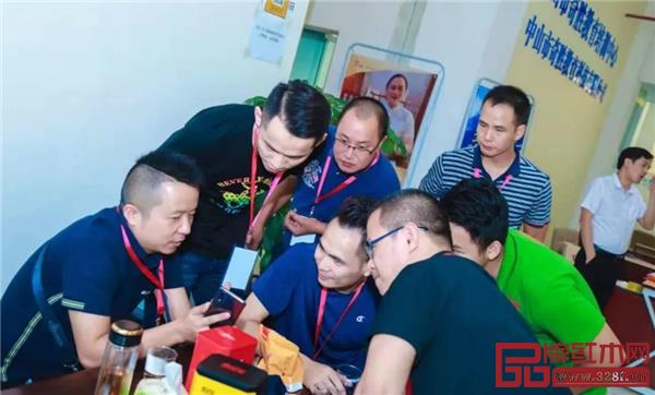 學(xué)員們研究紅圈圈小程序 學(xué)員們研究紅圈圈小程序