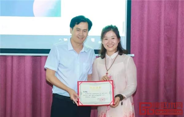 第一期紅木工藝驗(yàn)貨師持證上崗 第一期紅木工藝驗(yàn)貨師持證上崗