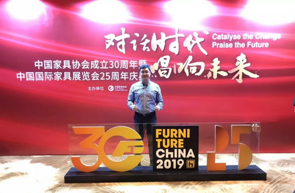 東成紅木營(yíng)銷中心總經(jīng)理曾東陽出席了當(dāng)天的慶典 東成紅木營(yíng)銷中心總經(jīng)理曾東陽出席了當(dāng)天的慶典