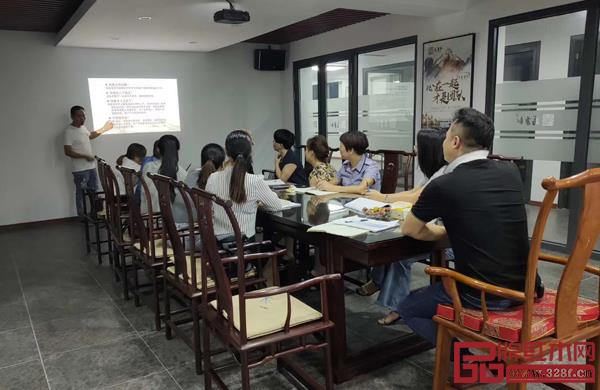 萬(wàn)事紅董事長(zhǎng)蔣國(guó)洪與團(tuán)隊(duì)共同學(xué)習(xí) 萬(wàn)事紅董事長(zhǎng)蔣國(guó)洪與團(tuán)隊(duì)共同學(xué)習(xí)