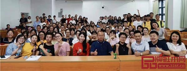 周京南老師(前排右五)與華南農(nóng)業(yè)大學(xué)師生合影 周京南老師(前排右五)與華南農(nóng)業(yè)大學(xué)師生合影