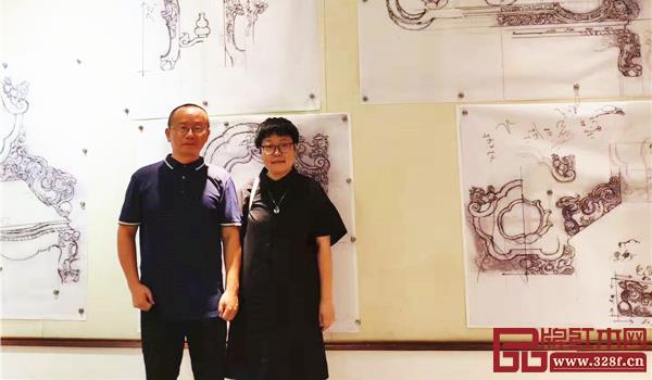 北京故宮博物院研究員、全聯(lián)藝術(shù)紅木家具專業(yè)委員會專家顧問周京南(左)與全聯(lián)藝術(shù)紅木家具專業(yè)委員會專家顧問、華南農(nóng)業(yè)大學(xué)研究生導(dǎo)師郭瓊(右)合影留念 北京故宮博物院研究員、全聯(lián)藝術(shù)紅木家具專業(yè)委員會專家顧問周京南(左)與全聯(lián)藝術(shù)紅木家具專業(yè)委員會專家顧問、華南農(nóng)業(yè)大學(xué)研究生導(dǎo)師郭瓊(右)合影留念