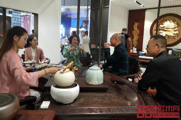 紅星美凱龍控股集團(tuán)有限公司聯(lián)席董事長(zhǎng)車建芳(左三)與卓木王紅木總裁杜長(zhǎng)江(右二)在展廳內(nèi)深入溝通 紅星美凱龍控股集團(tuán)有限公司聯(lián)席董事長(zhǎng)車建芳(左三)與卓木王紅木總裁杜長(zhǎng)江(右二)在展廳內(nèi)深入溝通