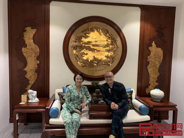 紅星美凱龍控股集團(tuán)有限公司聯(lián)席董事長(zhǎng)車建芳(左一)蒞臨卓木王紅木參觀,并與總裁杜長(zhǎng)江(右一)合影留念 紅星美凱龍控股集團(tuán)有限公司聯(lián)席董事長(zhǎng)車建芳(左一)蒞臨卓木王紅木參觀,并與總裁杜長(zhǎng)江(右一)合影留念