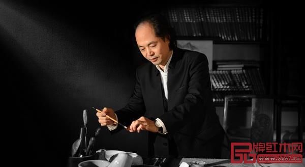 吳騰飛 (@微博:吳騰飛大師) 中國木雕藝術大師、南京林業(yè)大學設計學院客座教授、東陽市紅木家具設計研究所所長、“大清翰林”品牌創(chuàng)始人、“上汐”品牌設計總監(jiān)。 吳騰飛 (@微博:吳騰飛大師) 中國木雕藝術大師、南京林業(yè)大學設計學院客座教授、東陽市紅木家具設計研究所所長、“大清翰林”品牌創(chuàng)始人、“上汐”品牌設計總監(jiān)。