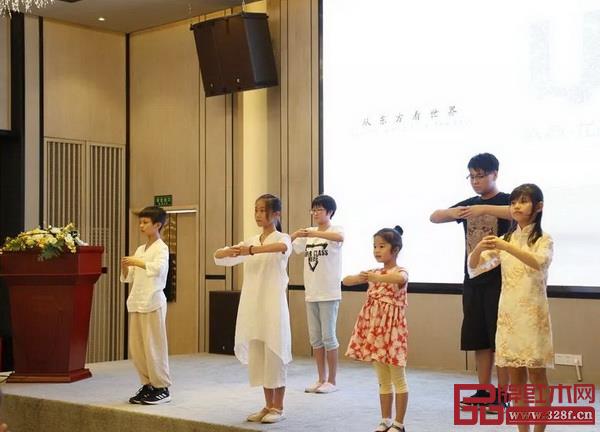 戴為紅木“修身型家庭歡聚日”活動，讓孩子和家長受到中式文化的熏陶，愛上中國傳統(tǒng)文化