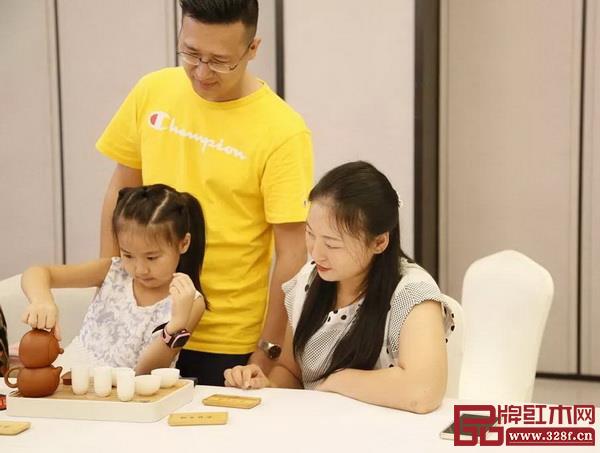 戴為紅木“修身型家庭歡聚日”活動，讓孩子和家長受到中式文化的熏陶，愛上中國傳統(tǒng)文化