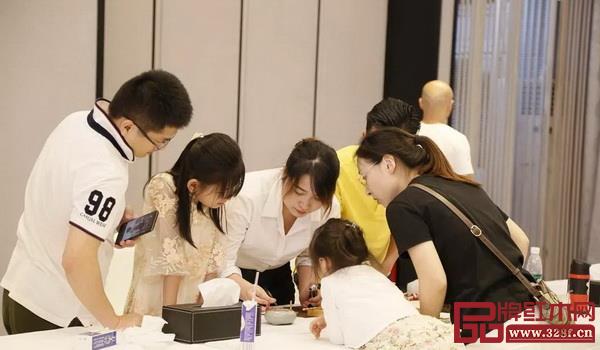 戴為紅木“修身型家庭歡聚日”活動，讓孩子和家長受到中式文化的熏陶，愛上中國傳統(tǒng)文化