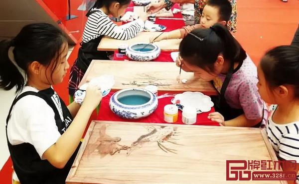 “幸福家風(fēng)，九月青城”活動，讓更多的人能夠讀懂紅木家具真正的美，同時傳承傳統(tǒng)文化中的“孝道”