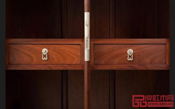     區(qū)勝春作品：圓角柜一對(duì)，lot280