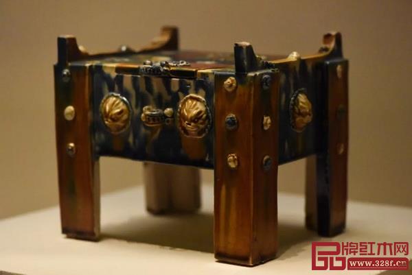 圖5唐三彩瓷柜 圖5唐三彩瓷柜