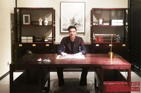 紫福堂紅木營銷總監(jiān)吳俊在采訪中分享紫福堂紅木緬甸花梨新古典升級(jí)之路的經(jīng)驗(yàn)做法