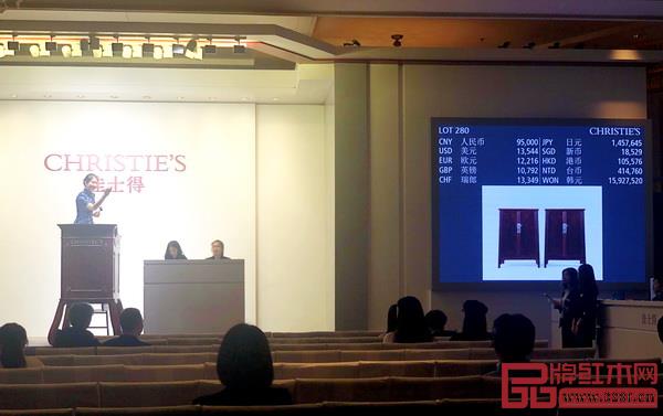  區(qū)氏家具董事長(zhǎng)區(qū)勝春設(shè)計(jì)監(jiān)制的作品——一對(duì)鐵梨木嵌癭木圓角柜在佳士得秋拍成功拍出