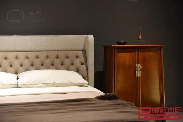   由區(qū)氏制作的中國(guó)明式經(jīng)典家具于其他家具和藝術(shù)品組成的各個(gè)集生活、藝術(shù)與設(shè)計(jì)為一體的家居空間 本次佳士得上海秋拍落錘拍出的同款黃花梨圓角柜在“汲古涵今：當(dāng)代書(shū)房藝術(shù)”私人洽購(gòu)展覽亮相