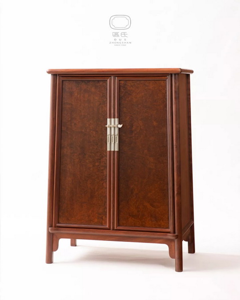  區(qū)勝春作品：圓角柜一對，lot280