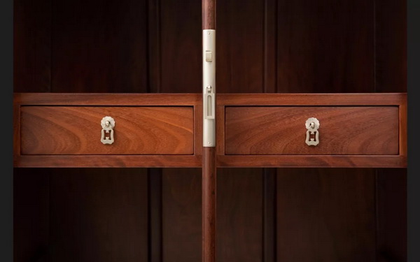 區(qū)勝春作品：圓角柜一對，lot280