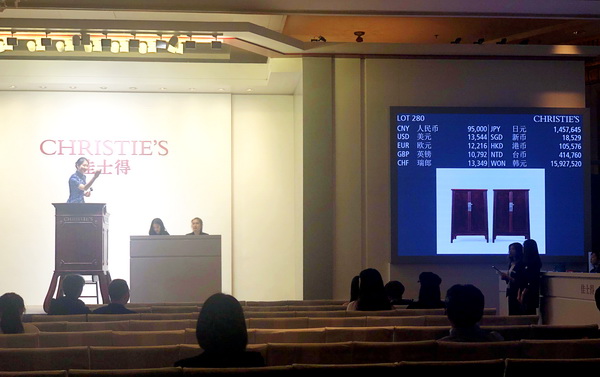 LOT280 圓角柜一對   區(qū)勝春（中國，1959年生）  鐵梨木嵌癭木69×42×99厘米  2019年作  成交價：114000元