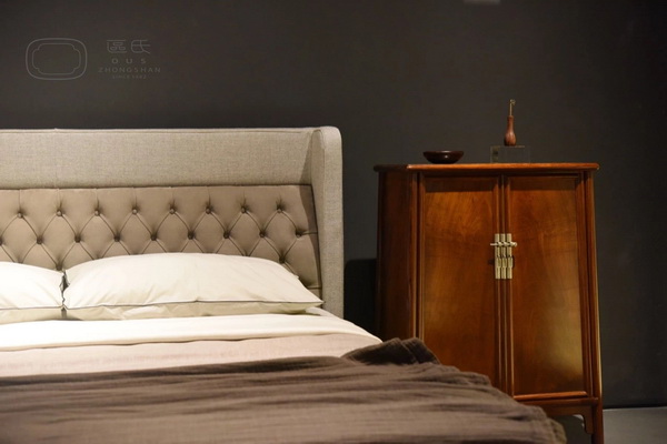 同款黃花梨圓角柜在“汲古涵今：當代書房藝術(shù)”私人洽購展覽亮相