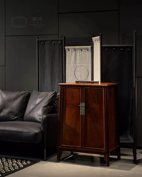 同款黃花梨圓角柜在“汲古涵今：當代書房藝術(shù)”私人洽購展覽亮相