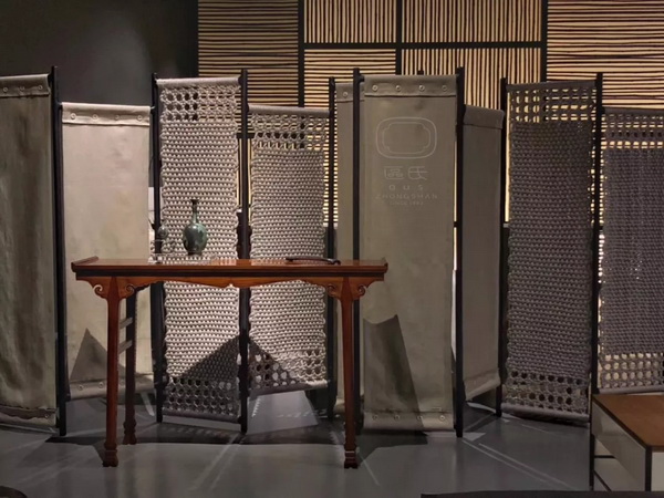  由區(qū)氏制作的中國明式經(jīng)典家具與包豪斯現(xiàn)代主義家具、北歐家具和藝術(shù)品等組成集生活、藝術(shù)與設(shè)計為一體的家居空間 由區(qū)氏制作的中國明式經(jīng)典家具與包豪斯現(xiàn)代主義家具、北歐家具和藝術(shù)品等組成集生活、藝術(shù)與設(shè)計為一體的家居空間 由區(qū)氏家具制作的中國明式經(jīng)典家具與其他家具和藝術(shù)品組成的各個集生活、藝術(shù)與設(shè)計為一體的家居空間