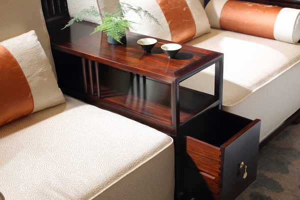 東成文宋《和風沙發(fā)》的布色是zegna(杰尼亞)家族條紋,以高級灰作底色,時尚穩(wěn)重 東成文宋《和風沙發(fā)》的布色是zegna(杰尼亞)家族條紋,以高級灰作底色,時尚穩(wěn)重