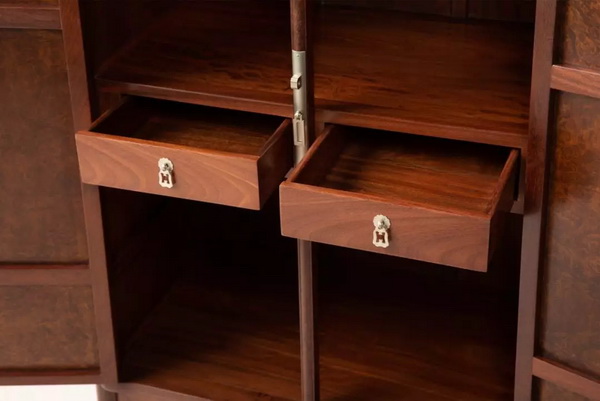  區(qū)勝春作品：圓角柜 一對，lot280