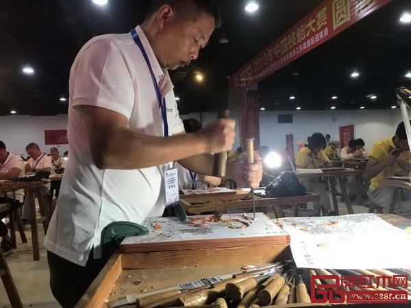 參賽選手正在認(rèn)真雕刻 參賽選手正在認(rèn)真雕刻