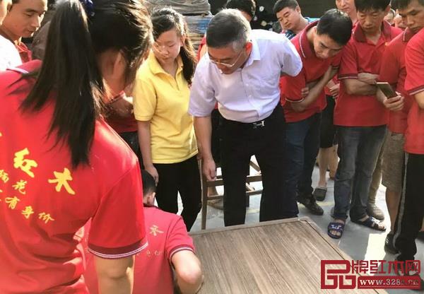 志成紅木工廠全員參加質量管理會議,并現(xiàn)場輪流進行質檢 志成紅木工廠全員參加質量管理會議,并現(xiàn)場輪流進行質檢