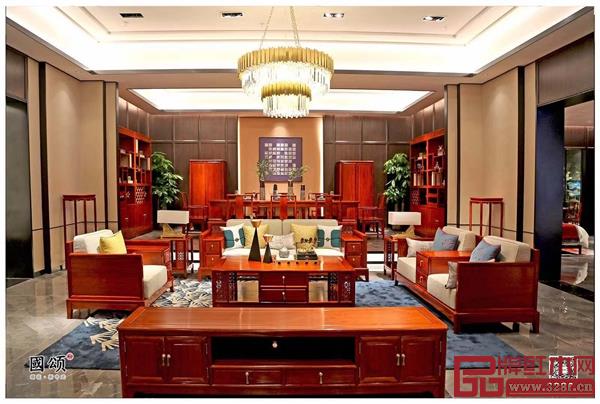 地天泰·國(guó)頌《和順沙發(fā)》，精選緬甸花梨打造而成，宛如謙謙君子，卓爾不凡