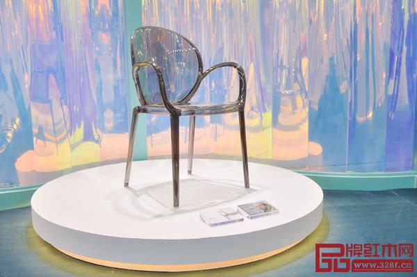 家具與絢麗的背景搭配相得益彰 家具與絢麗的背景搭配相得益彰