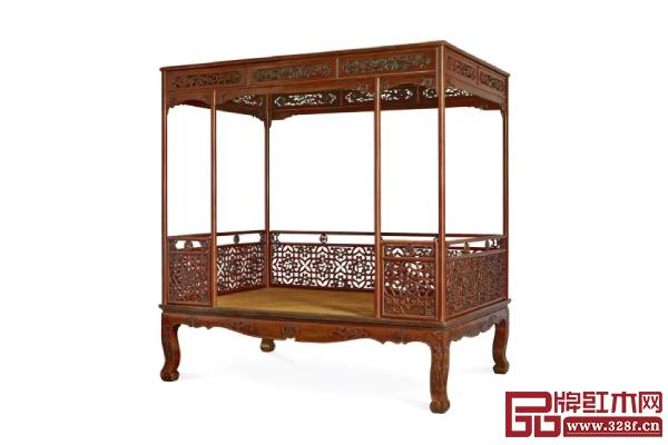 清早期 黃花梨攢斗四簇云龍紋六柱架子床 217×149×227 cm 成交價:1,740萬港元(RMB: 15,834,000) 清早期 黃花梨攢斗四簇云龍紋六柱架子床 217×149×227 cm 成交價:1,740萬港元(RMB: 15,834,000)