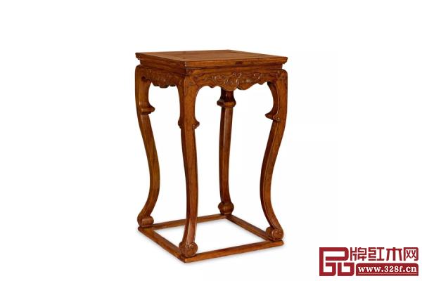 明黃花梨有束腰帶托泥四足方香幾 52.5×52.5×88.5 cm 成交價:1,913萬港元(RMB: 17,403,750) 明黃花梨有束腰帶托泥四足方香幾 52.5×52.5×88.5 cm 成交價:1,913萬港元(RMB: 17,403,750)