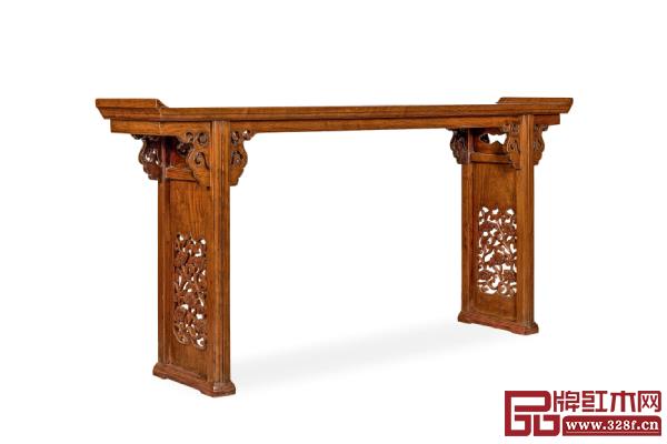 明 黃花梨獨板翹頭案 173.3×34.2×83.8 cm 成交價:1,050萬港元(RMB: 9,555,000) 明 黃花梨獨板翹頭案 173.3×34.2×83.8 cm 成交價:1,050萬港元(RMB: 9,555,000)