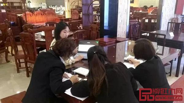 店員自主積極學(xué)習(xí) 店員自主積極學(xué)習(xí)