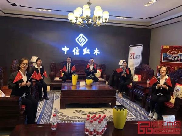 商學(xué)院院長吳昊城與門店店員 商學(xué)院院長吳昊城與門店店員