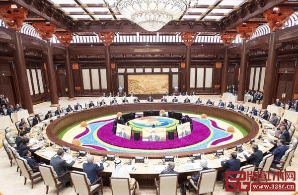 4月27日,第二屆“一帶一路”國(guó)際合作高峰論壇在北京雁棲湖國(guó)際會(huì)議中心舉行圓桌峰會(huì) 4月27日,第二屆“一帶一路”國(guó)際合作高峰論壇在北京雁棲湖國(guó)際會(huì)議中心舉行圓桌峰會(huì)