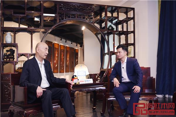 泰和園創(chuàng)始人邵湘文大師(左)做客騰訊家居紅木《大咖之聲》,與品牌紅木創(chuàng)始人、騰訊家居紅木總編林偉華展開對話 泰和園創(chuàng)始人邵湘文大師(左)做客騰訊家居紅木《大咖之聲》,與品牌紅木創(chuàng)始人、騰訊家居紅木總編林偉華展開對話